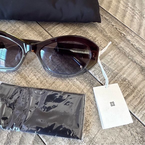 NWT GIVENCHY Gv Day Cat Eye Sunglasses 57mm - Brown
Denim - Picture 3 of 15